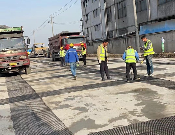 南朗镇老材料的新故事：玻璃纤维土工格栅如何在‘白改黑’浪潮中重获新生？